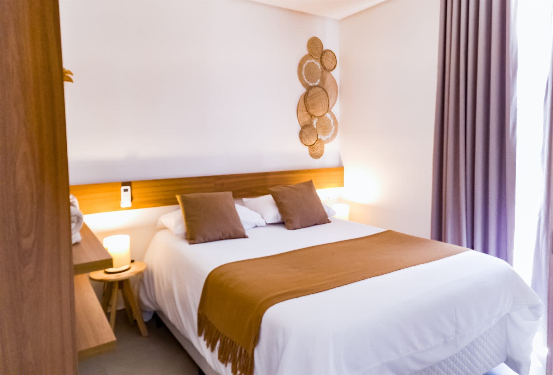 Quarto com cama queen da Casa Capela de Milagres