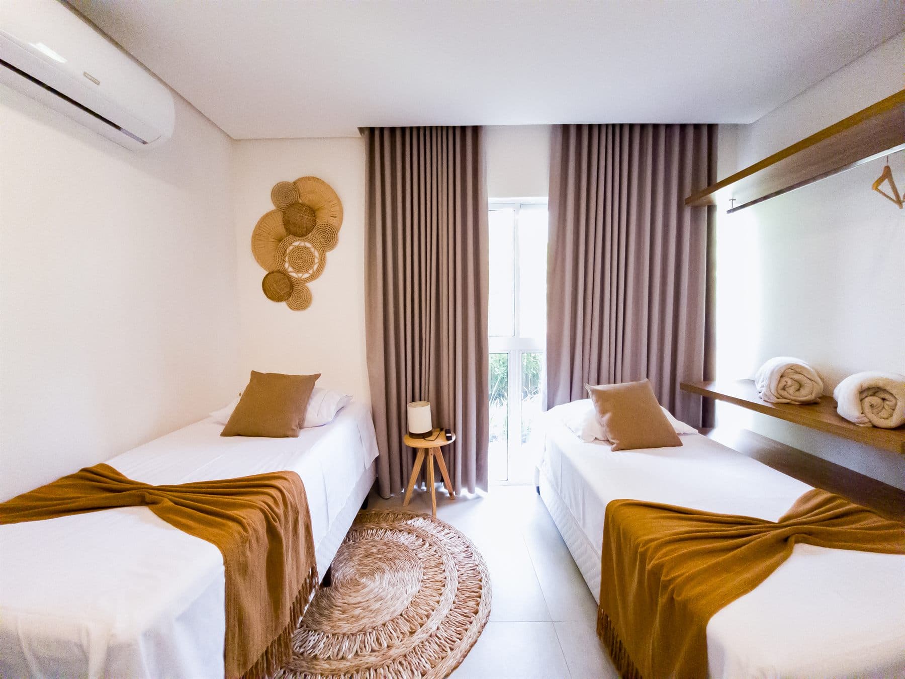 Quarto com duas camas de solteiro da Casa Capela de Milagres